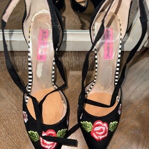 Gently used- Stunning Betsey Johnson pumps
